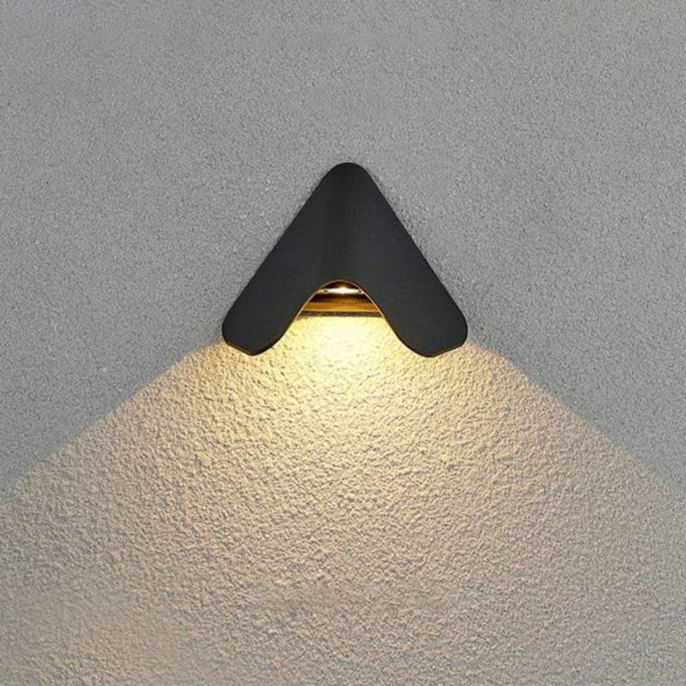Ray Minimalist Triangle Metal Outdoor Wall Light Black White