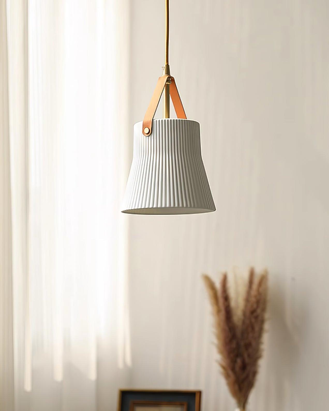 Suspension Ceramique Cotelée Avec Sangle Cuir Et Laiton Éclairage Moderne