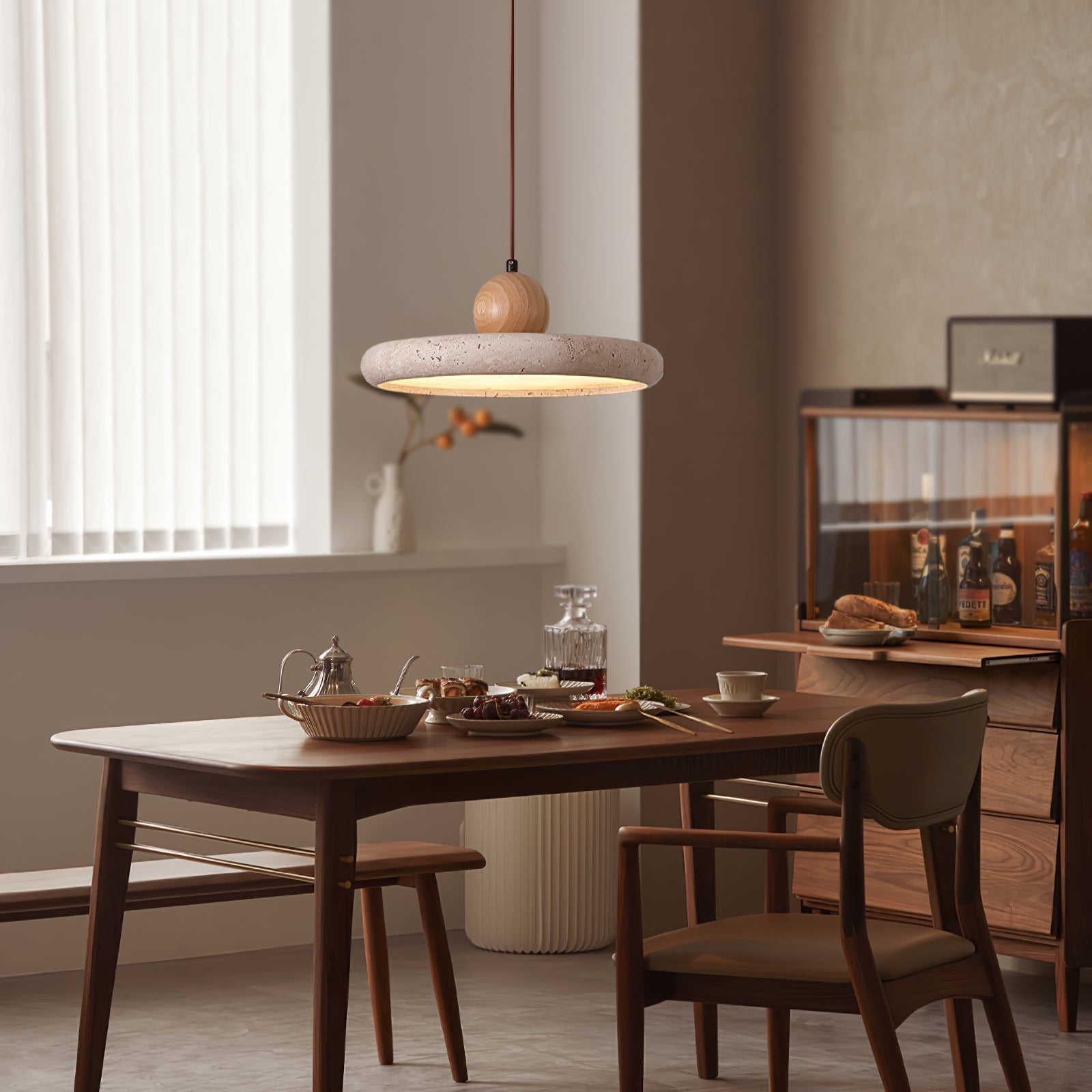 Suspension Travertine et Bois Pour Une Lumière Chaleureuse et Naturelle