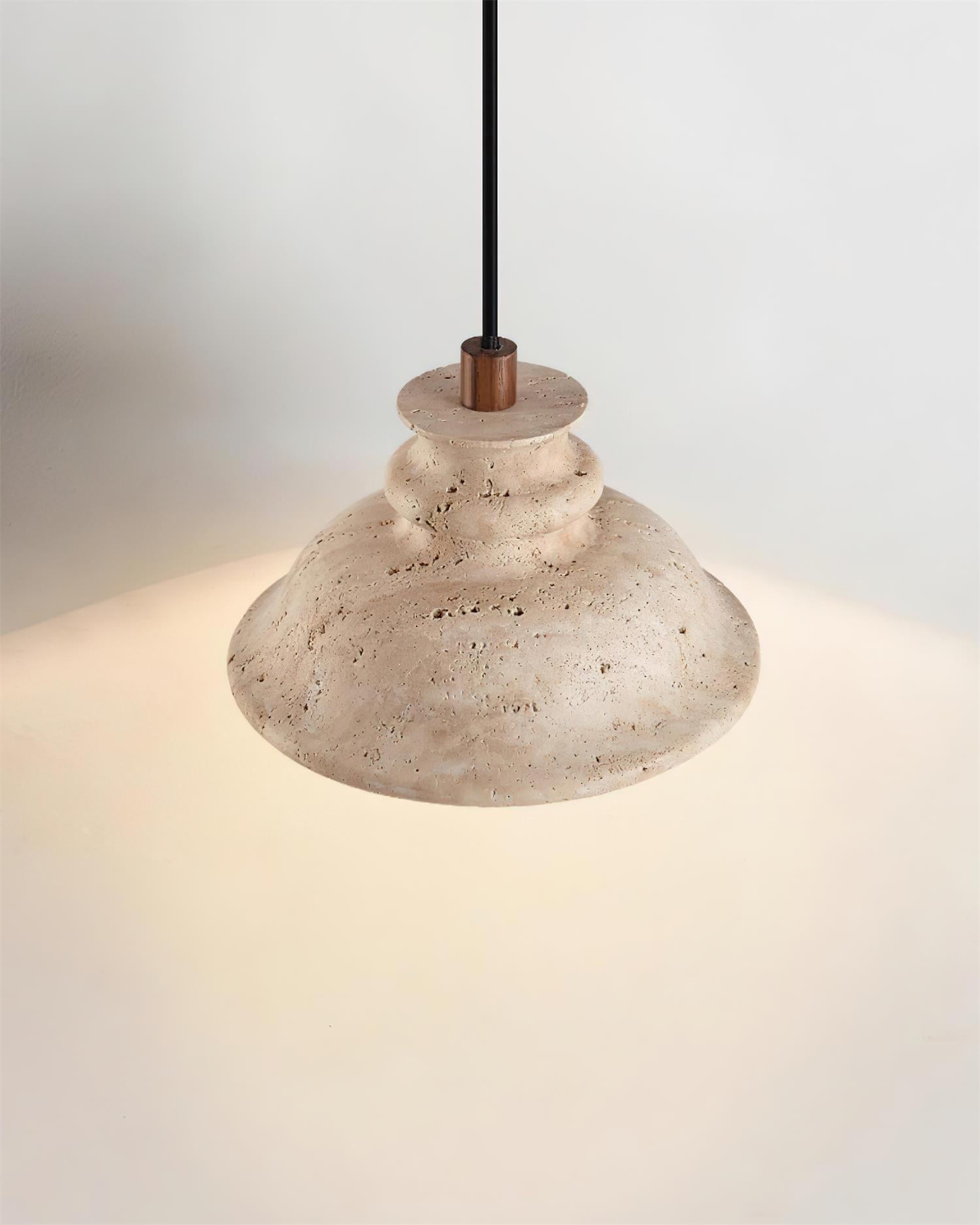 Suspension Sculpturale en Travertin, Lumière Chaude et Élégante